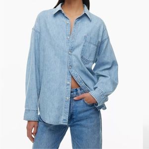 Denim Forum by Aritzia The 80s Comfy Denim Shirt in 7 Yrs Pctr Ths Bleu Wash XS